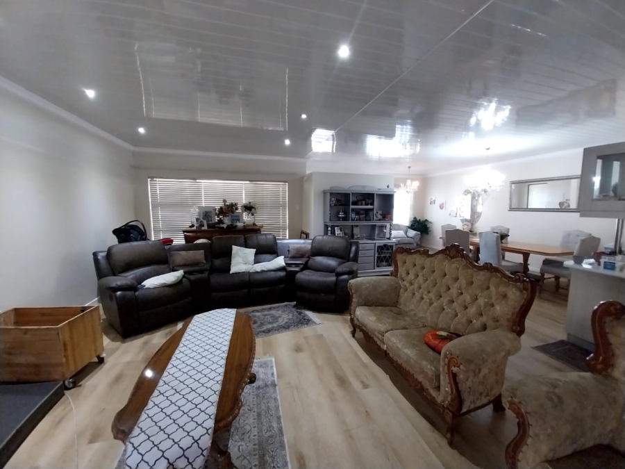 3 Bedroom Property for Sale in Van Riebeeck Park Western Cape